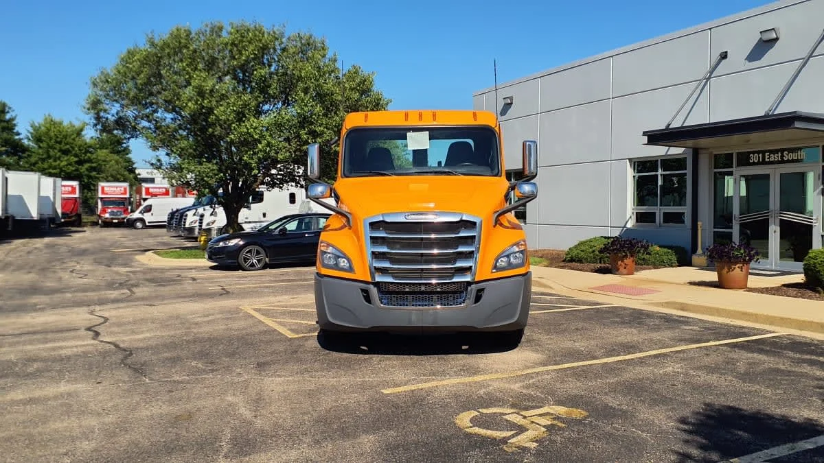 2020 Freightliner Cascadia in Bolingbrook, IL — photo 2