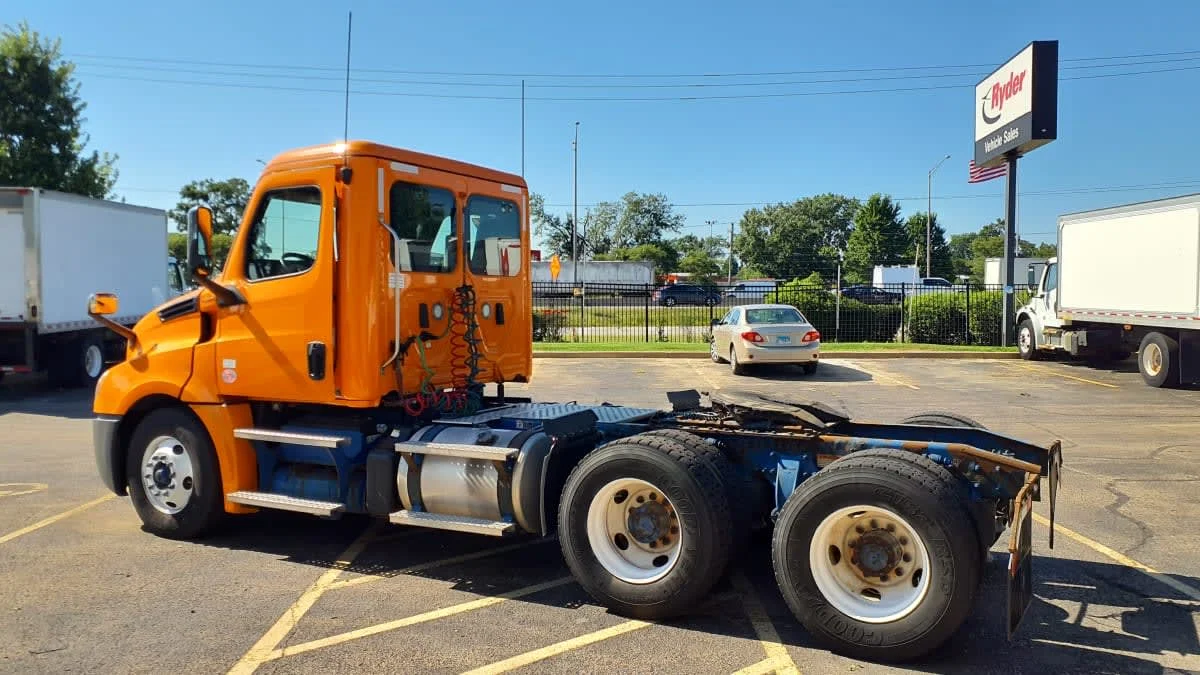 2020 Freightliner Cascadia in Bolingbrook, IL — photo 6