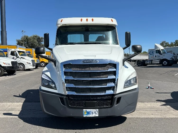 2020 Freightliner Cascadia in Fresno, CA — photo 2