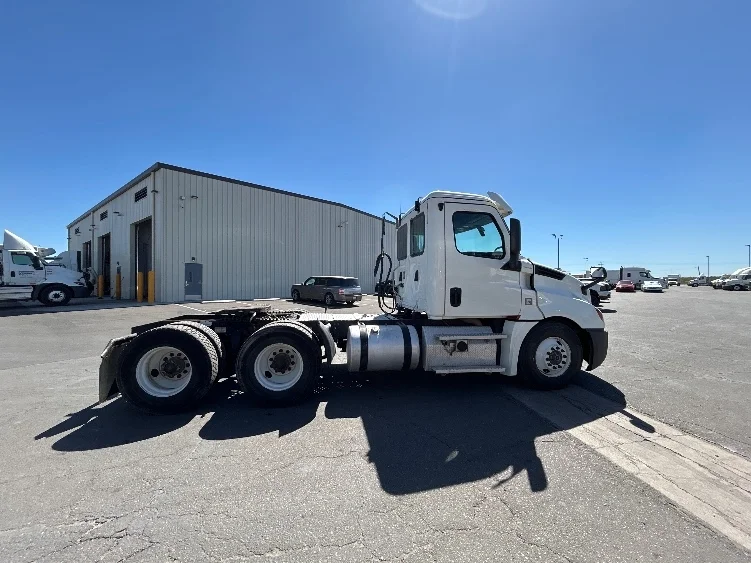 2020 Freightliner Cascadia in Fresno, CA — photo 8