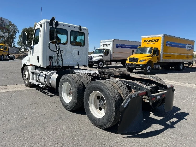2020 Freightliner Cascadia in Fresno, CA — photo 5