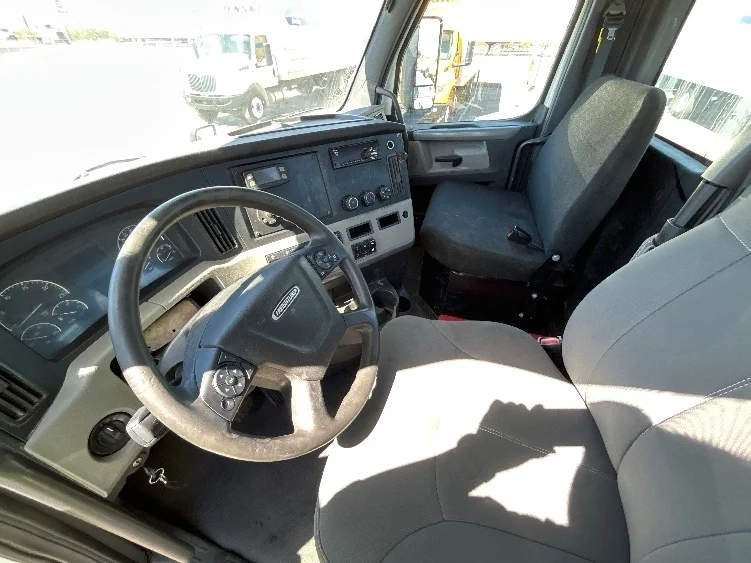 2020 Freightliner Cascadia in Fresno, CA — photo 10