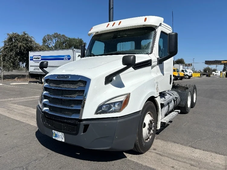 2020 Freightliner Cascadia in Fresno, CA — photo 3