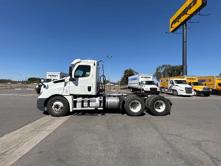 2020 Freightliner Cascadia in Fresno, CA — photo 4