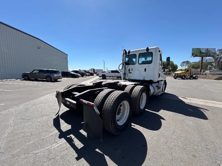 2020 Freightliner Cascadia in Fresno, CA — photo 7