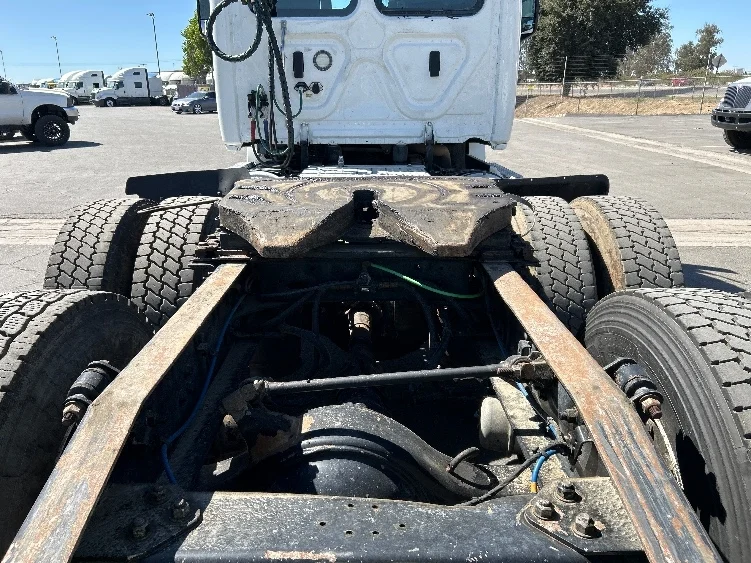 2020 Freightliner Cascadia in Fresno, CA — photo 6