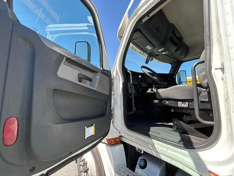 2020 Freightliner Cascadia in Fresno, CA — photo 9