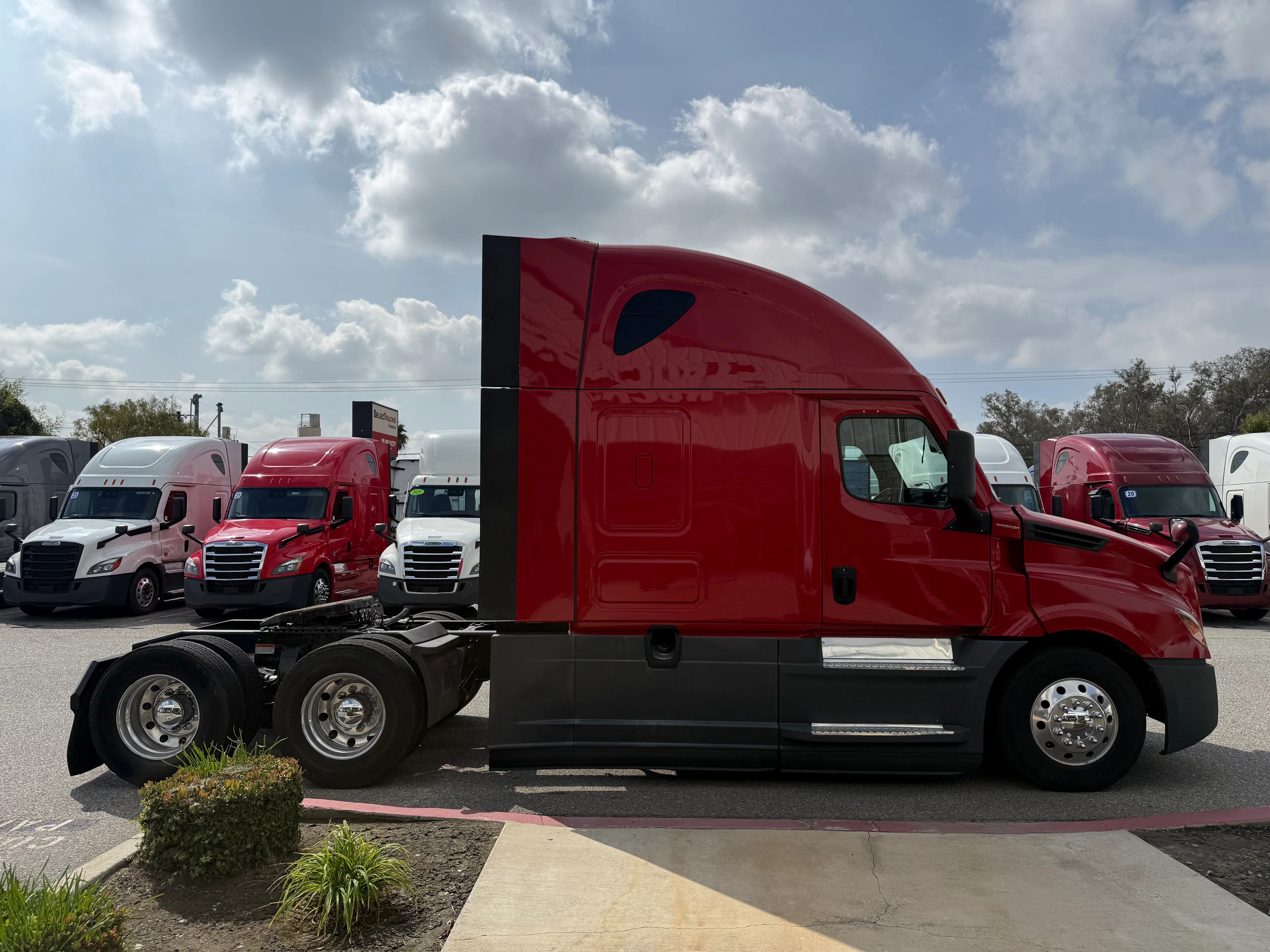 2021 Freightliner Cascadia in Selectrucks Fontana, CA — photo 8