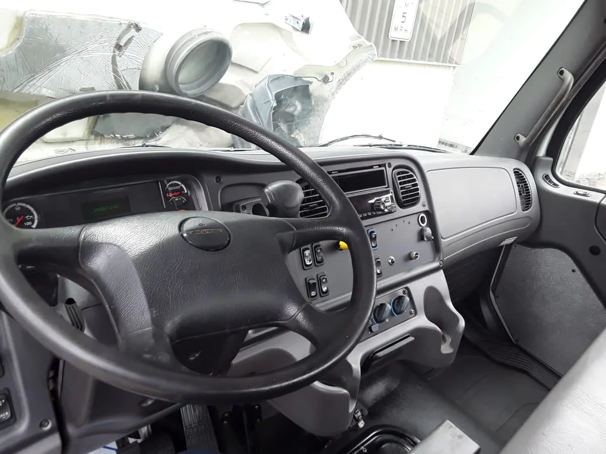 2020 Freightliner M2 106 in Kansas City, MO — photo 8