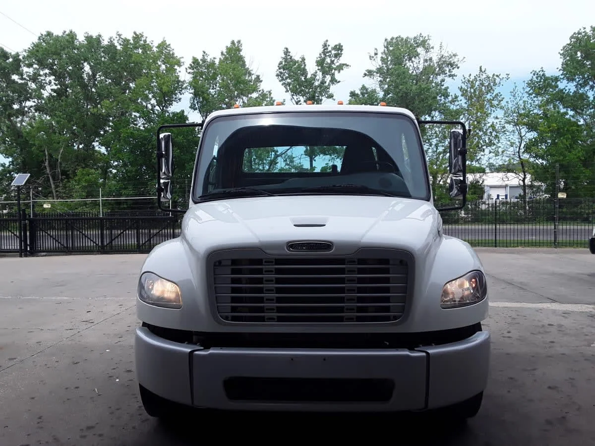 2020 Freightliner M2 106 in Kansas City, MO — photo 2