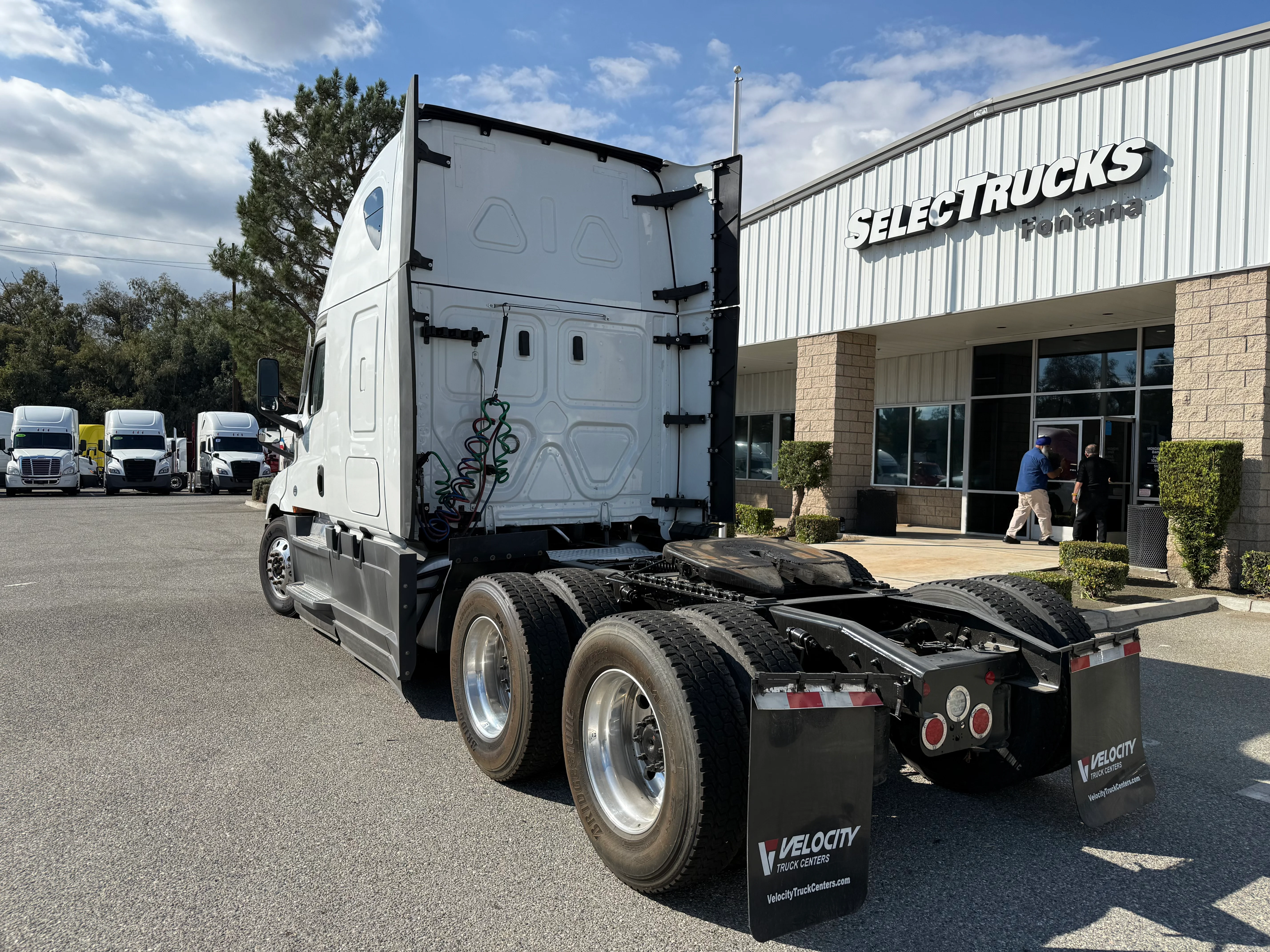 2023 Freightliner Cascadia in Selectrucks Fontana, CA — photo 4