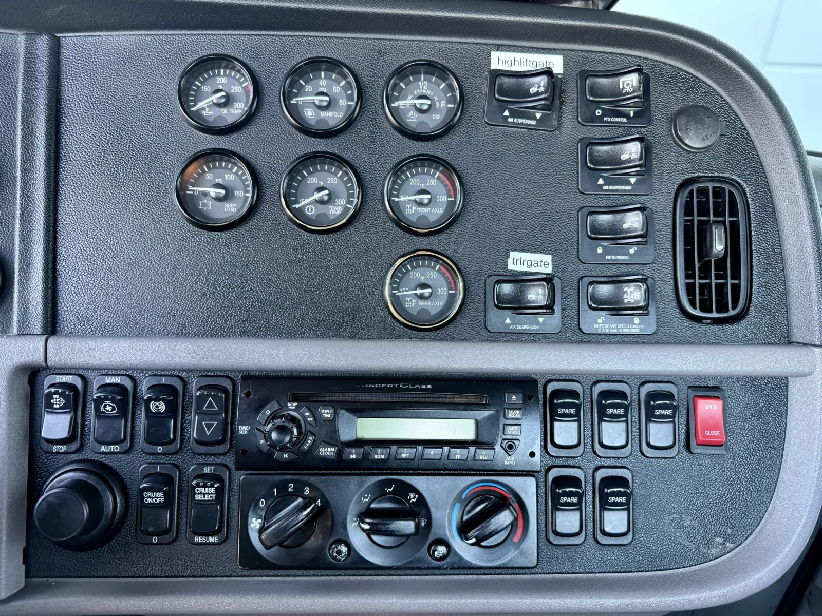 2013 Peterbilt 388 in New Lenox, IL — photo 18