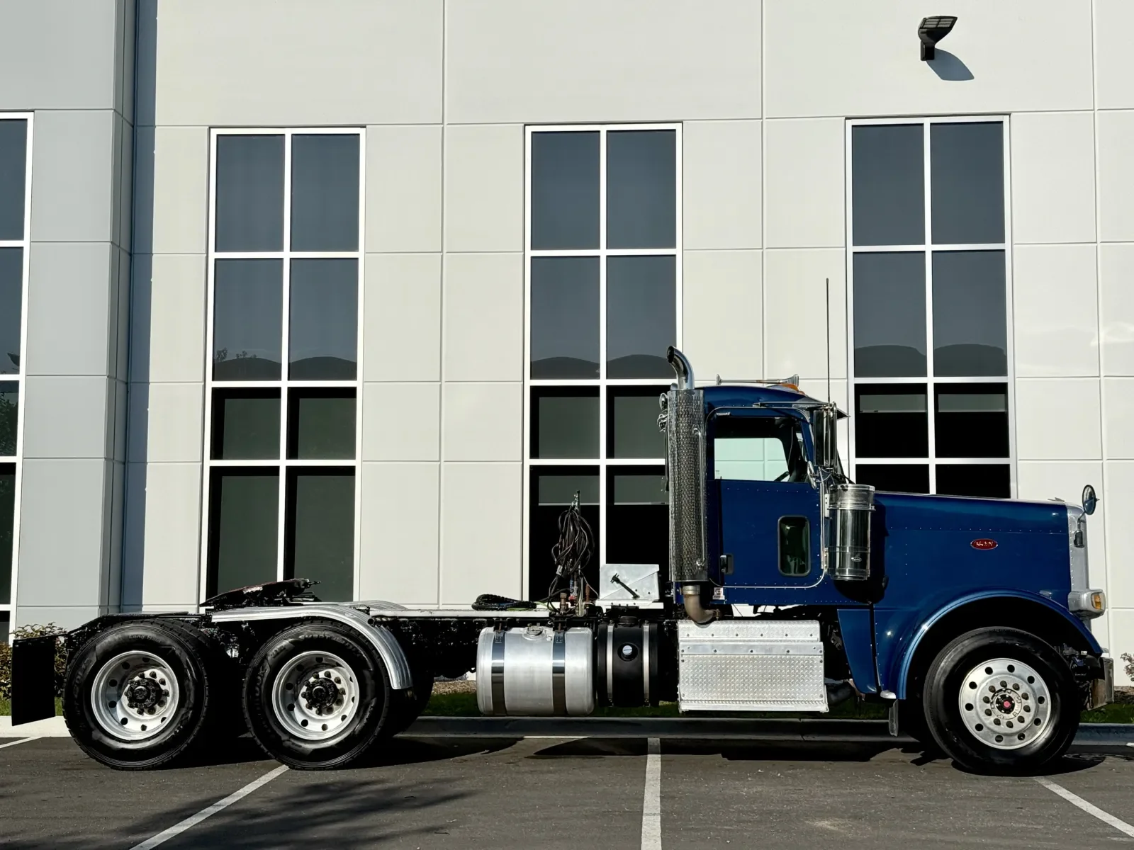 2013 Peterbilt 388 in New Lenox, IL — photo 3