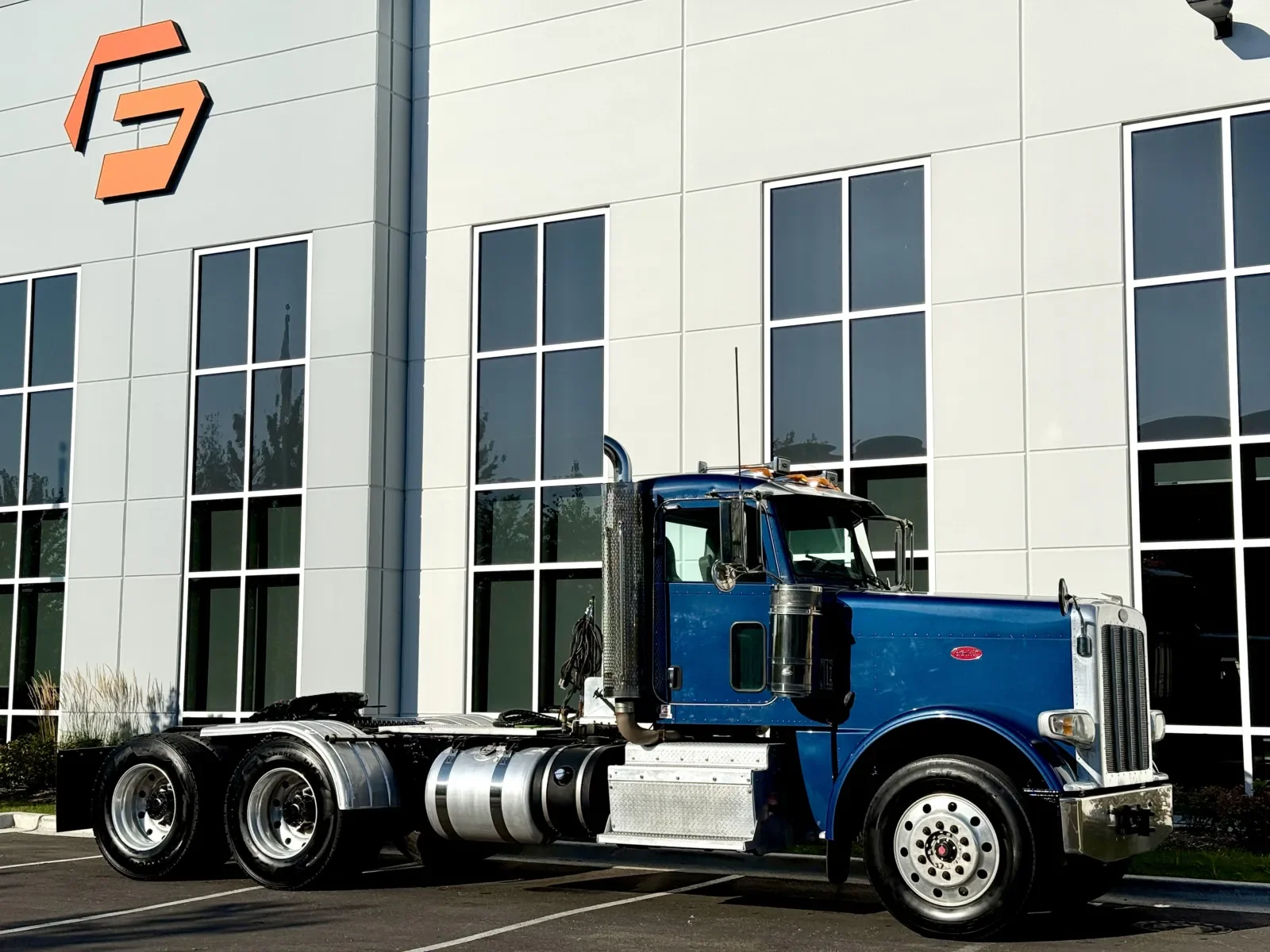 2013 Peterbilt 388 in New Lenox, IL — photo 2