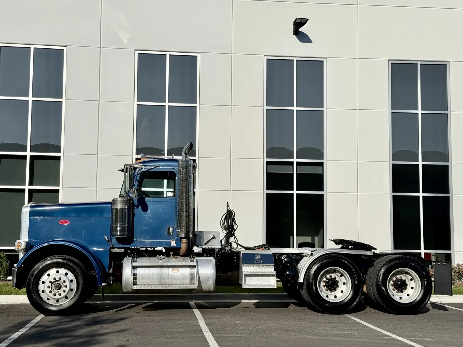 2013 Peterbilt 388 in New Lenox, IL — photo 4