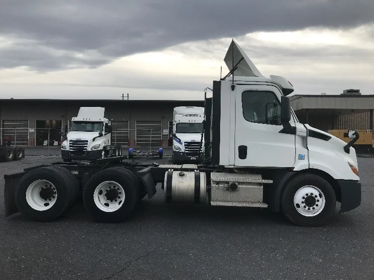 2020 Freightliner Cascadia in Harrisonburg, VA — photo 8