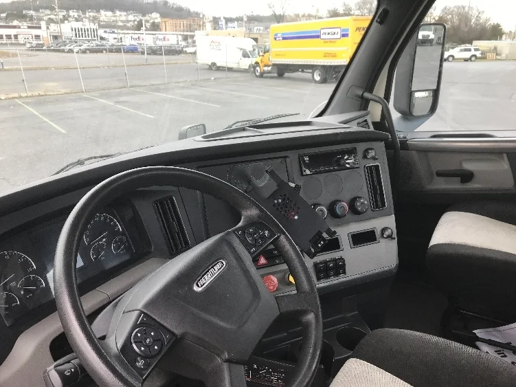 2020 Freightliner Cascadia in Harrisonburg, VA — photo 10