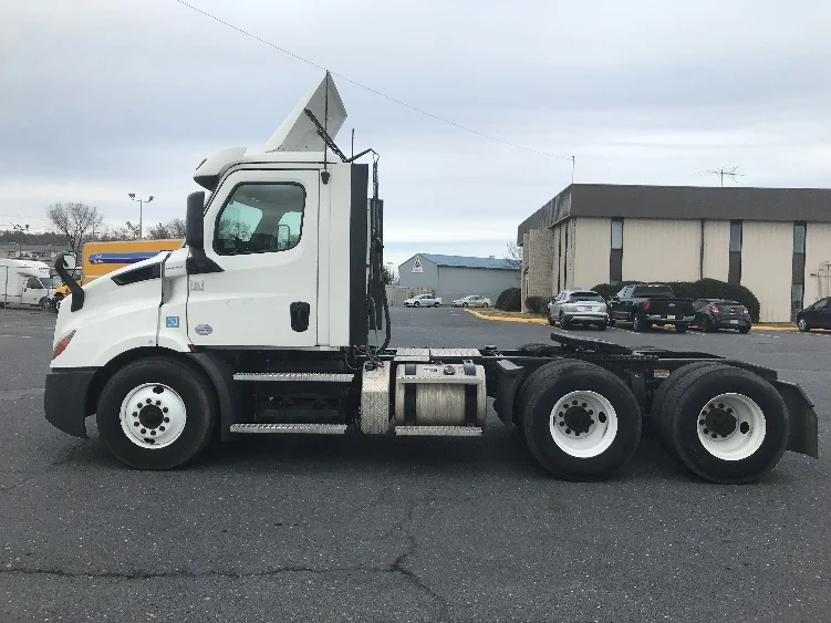 2020 Freightliner Cascadia in Harrisonburg, VA — photo 4