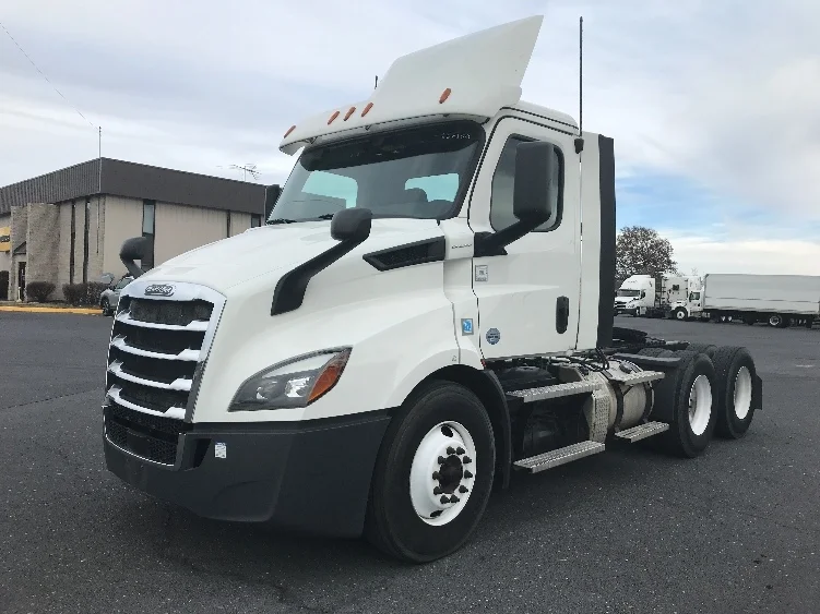 2020 Freightliner Cascadia in Harrisonburg, VA — photo 3