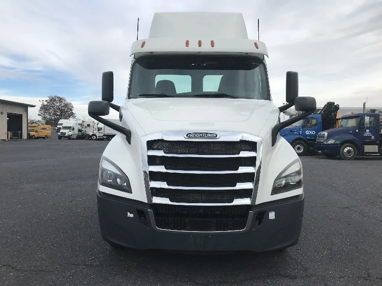 2020 Freightliner Cascadia in Harrisonburg, VA — photo 2