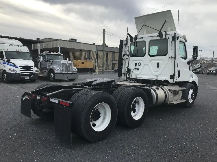 2020 Freightliner Cascadia in Harrisonburg, VA — photo 7