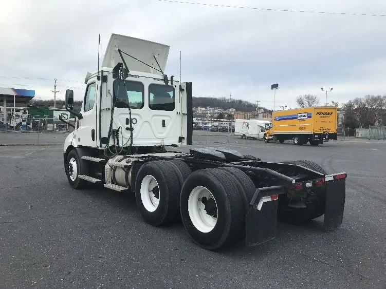 2020 Freightliner Cascadia in Harrisonburg, VA — photo 5