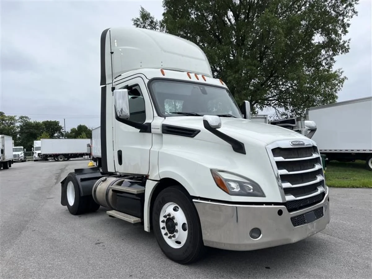 2019 Freightliner Cascadia - image 3
