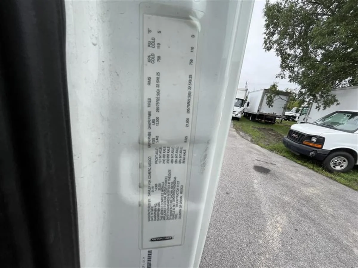 2019 Freightliner Cascadia - image 10