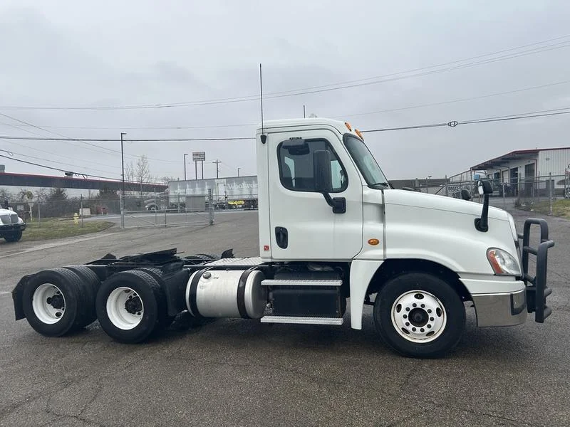 2015 Freightliner Cascadia - image 4