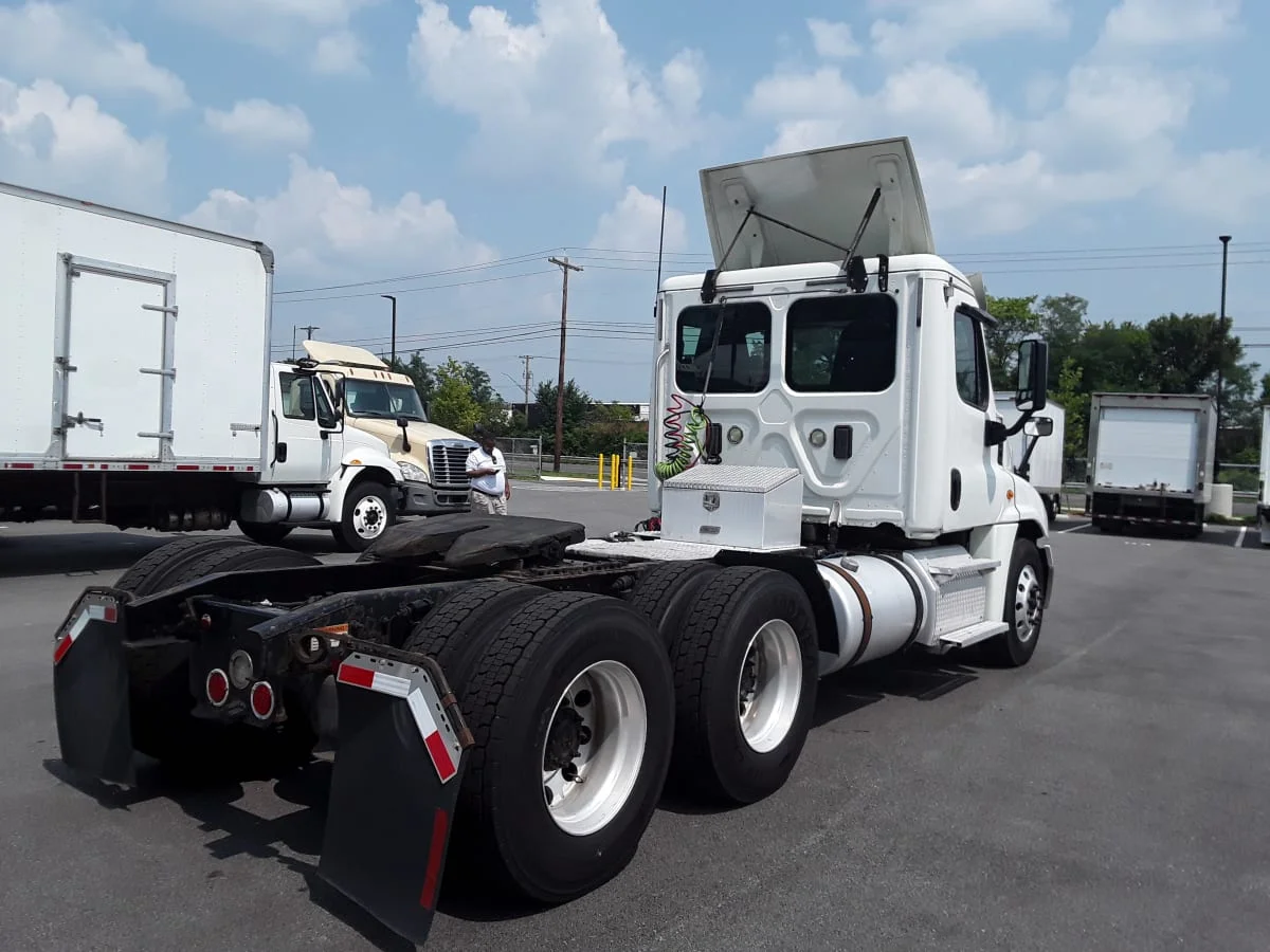 2017 Freightliner Cascadia - image 4