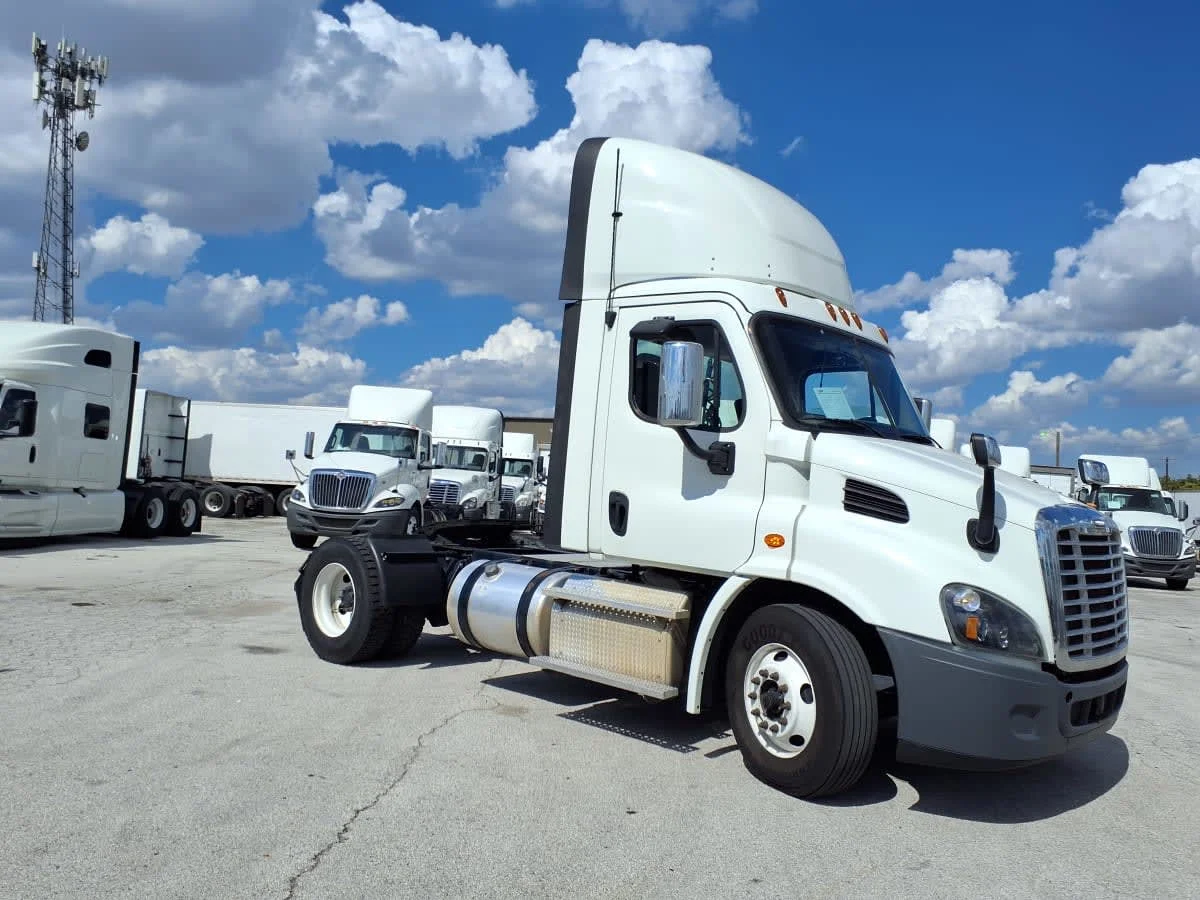 2019 Freightliner Cascadia in Fort Worth, TX — photo 3