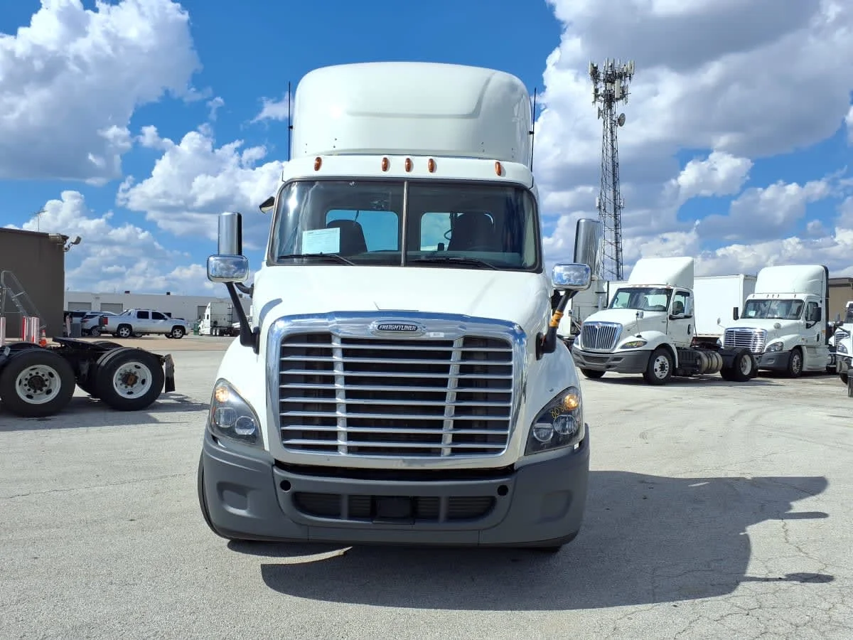 2019 Freightliner Cascadia in Fort Worth, TX — photo 2