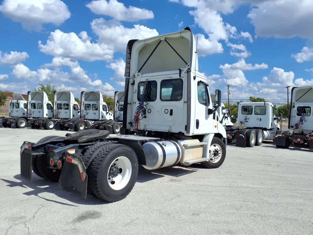 2019 Freightliner Cascadia in Fort Worth, TX — photo 4