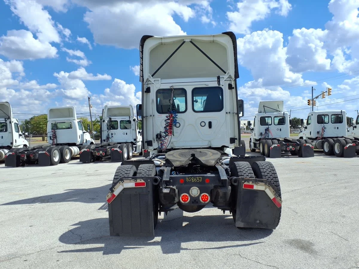 2019 Freightliner Cascadia in Fort Worth, TX — photo 5
