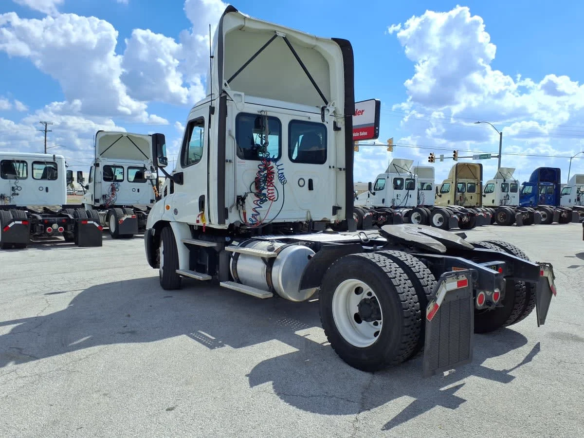 2019 Freightliner Cascadia in Fort Worth, TX — photo 6