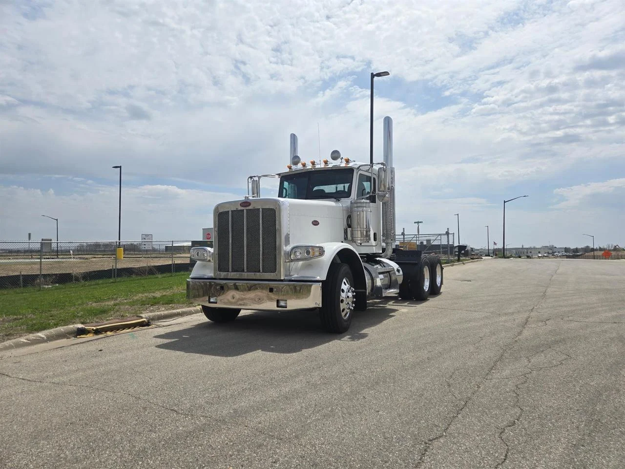 2021 Peterbilt 389 in Rochester, MN — photo 12