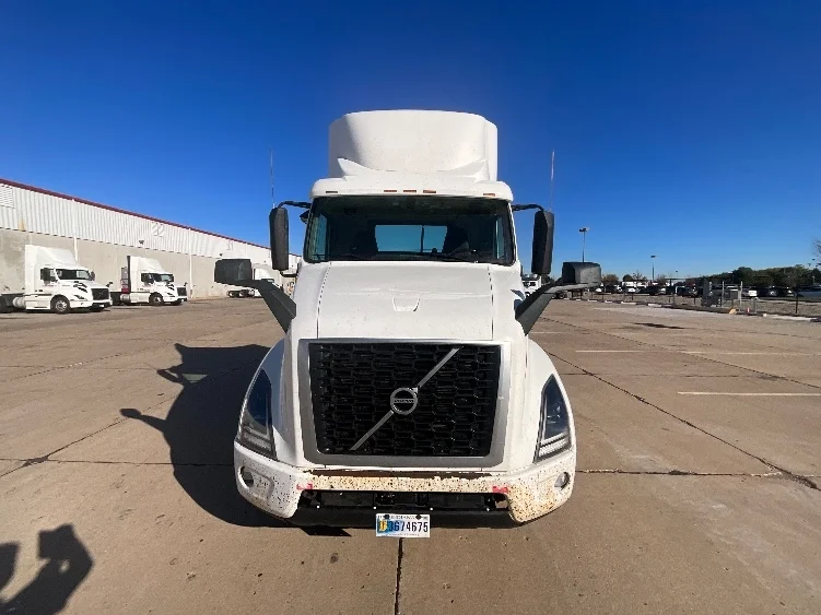 2021 Volvo VNR 640 - image 2