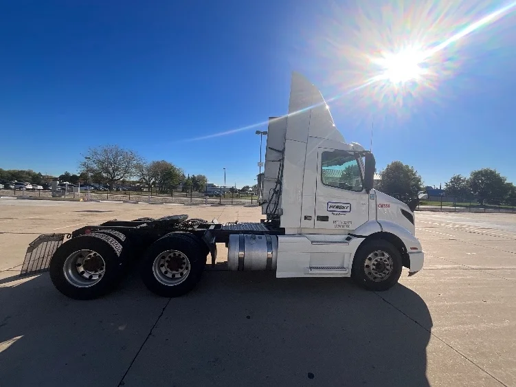 2021 Volvo VNR 640 - image 8