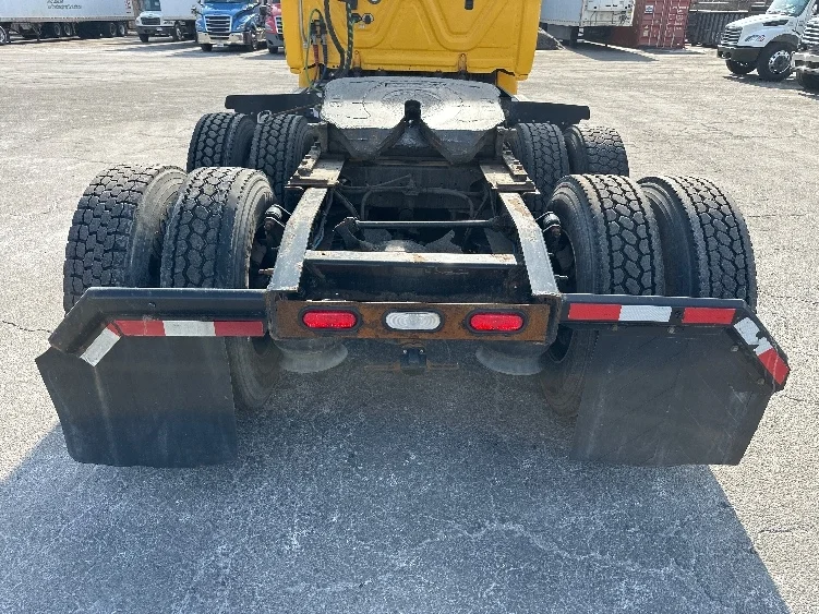 2019 Freightliner Cascadia - image 6
