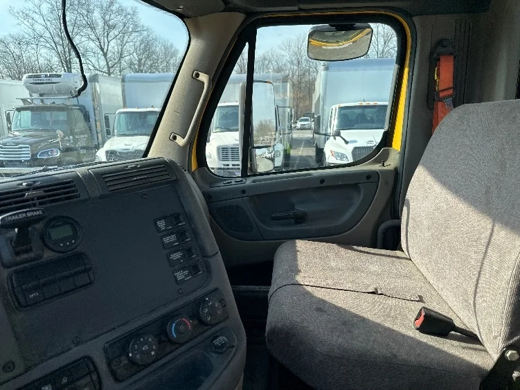 2019 Freightliner Cascadia - image 10