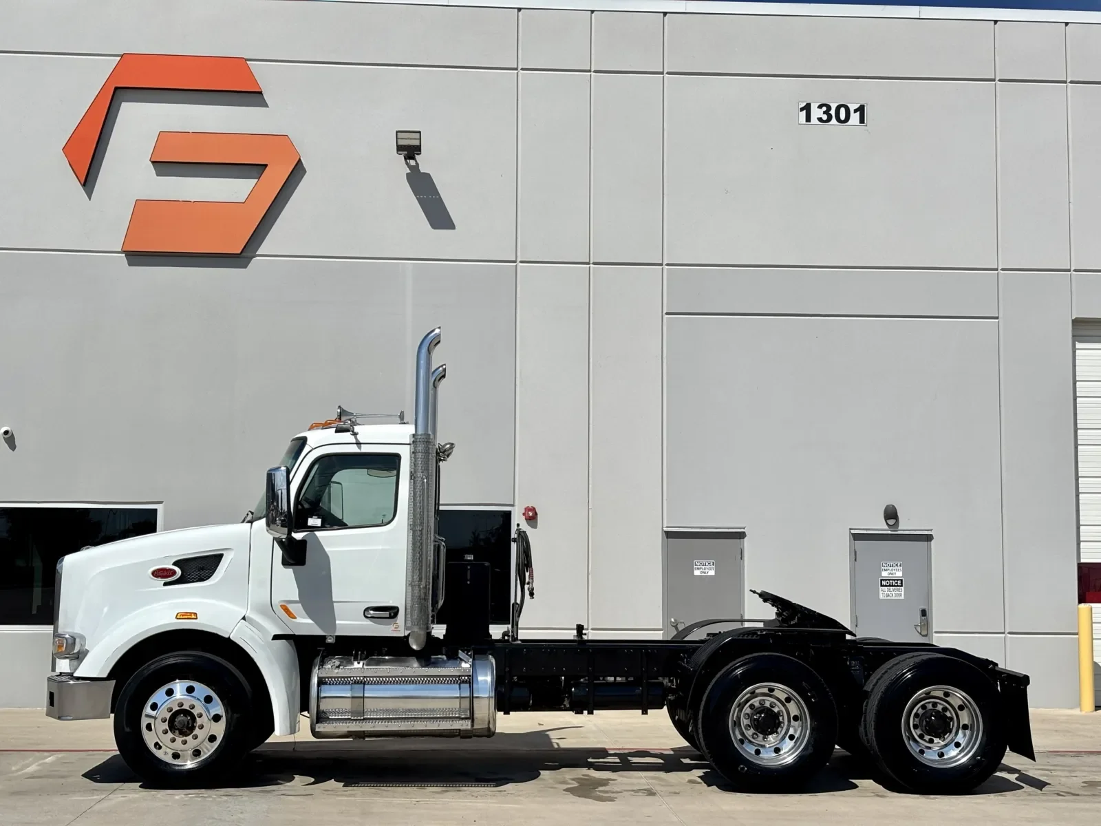 2014 Peterbilt 567 - image 4