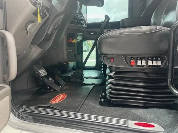 2023 Peterbilt 389 - image 11