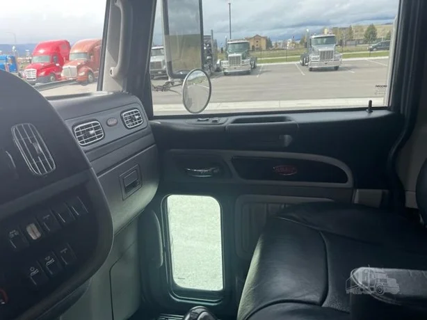 2023 Peterbilt 389 - image 12