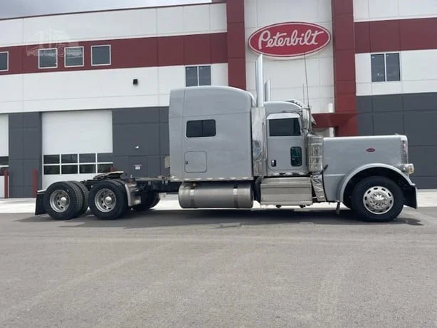 2023 Peterbilt 389 - image 7