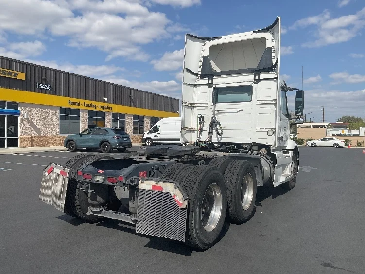 2021 Volvo VNR 640 in Fontana, CA — photo 7