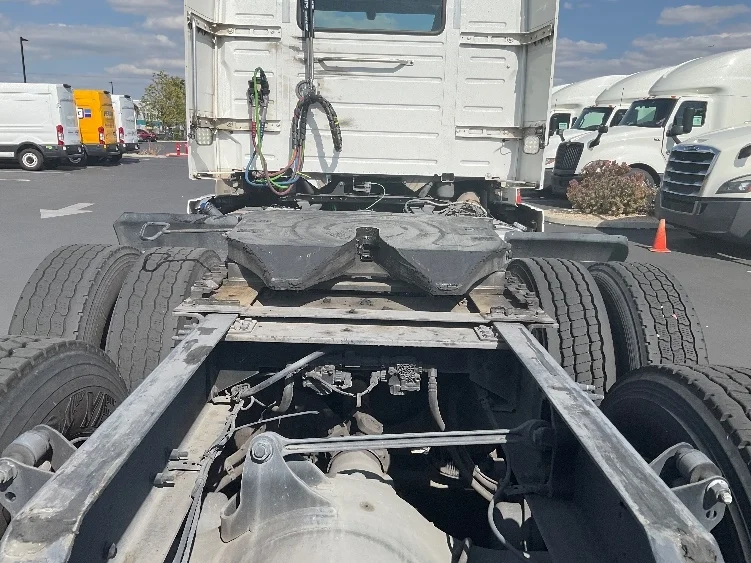 2021 Volvo VNR 640 in Fontana, CA — photo 6