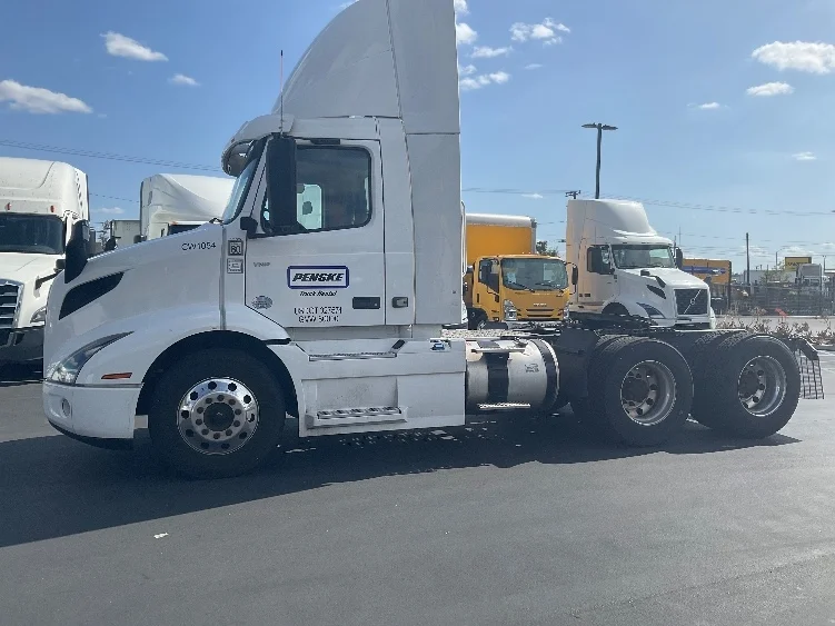 2021 Volvo VNR 640 in Fontana, CA — photo 4