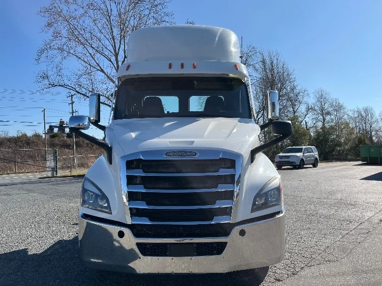 2021 Freightliner Cascadia - image 2