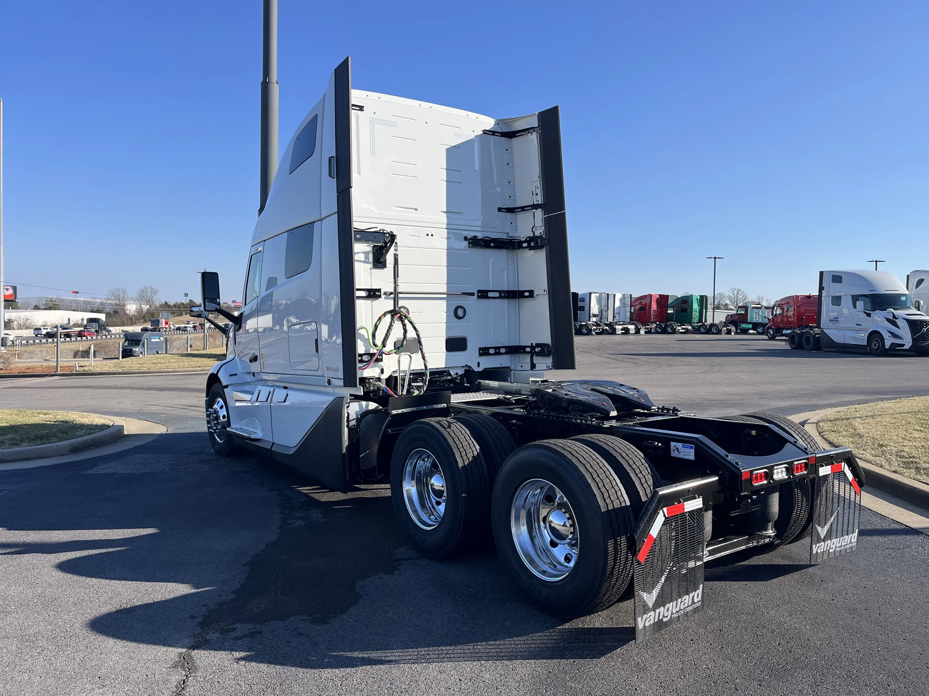 2027 Volvo VNL 860 in La Vergne — photo 5