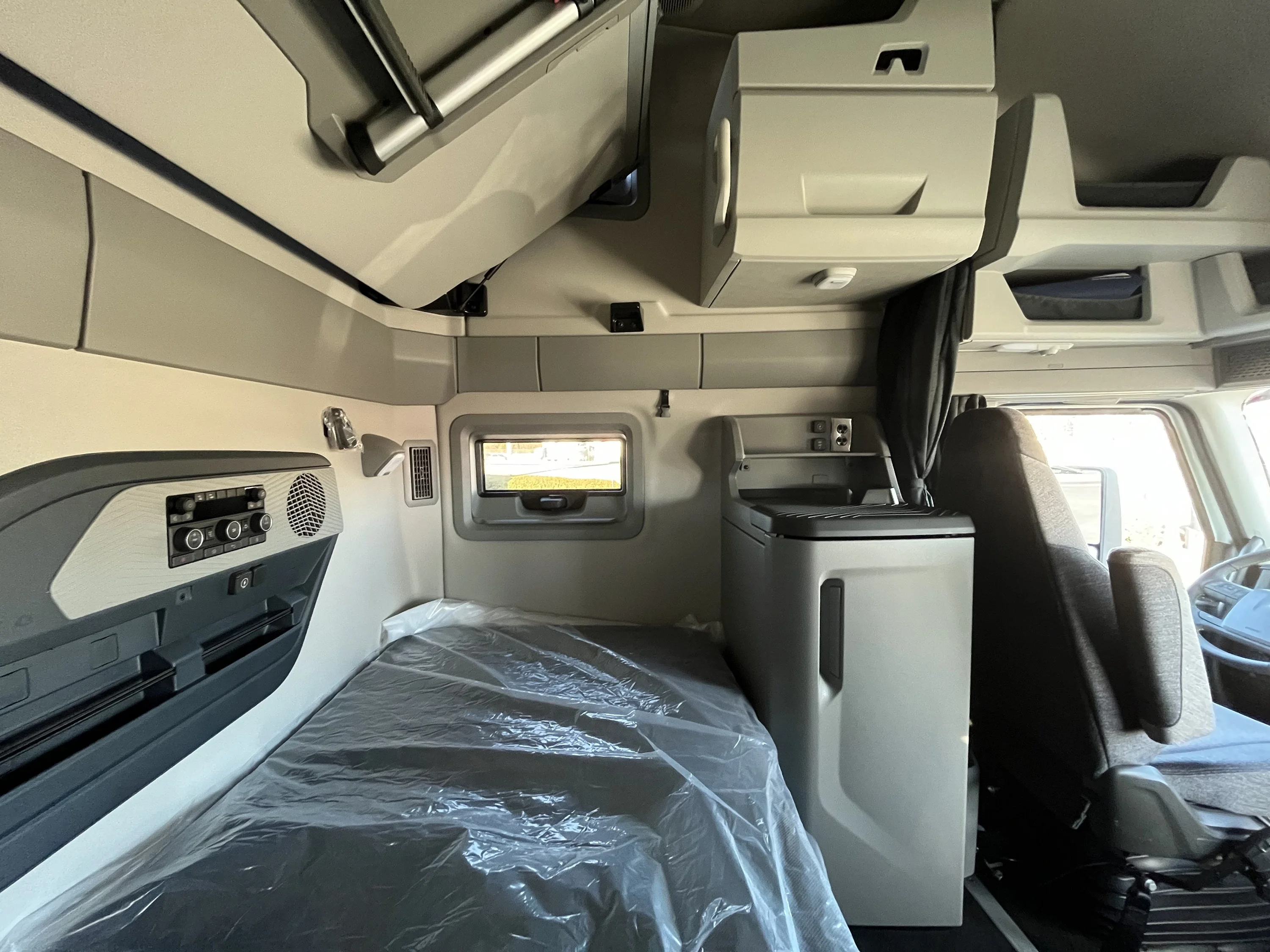 2027 Volvo VNL 860 in La Vergne — photo 16